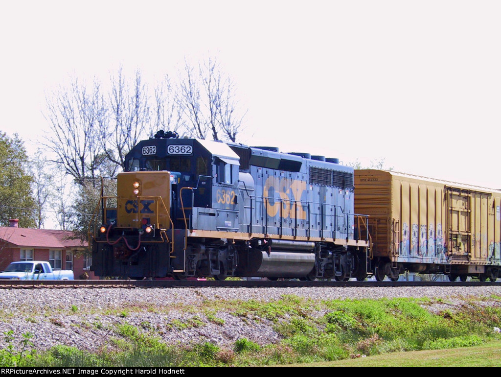 CSX 6362 leads a train towards the diamond